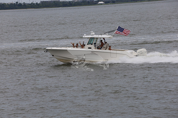 Boston Whaler.white.flag.merc.09
