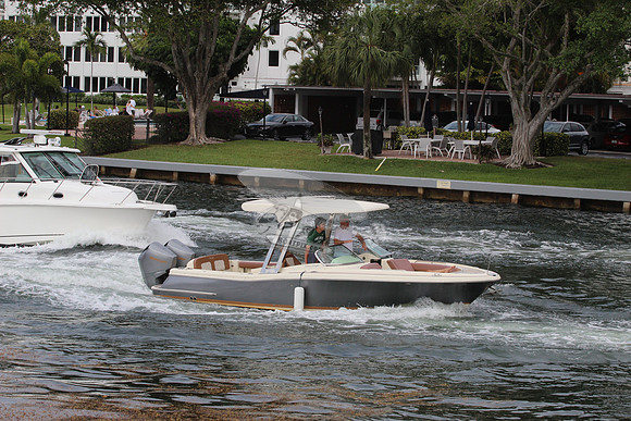 CHRIS CRAFT.GREY HULL.04