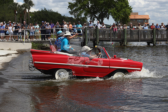 BOB N JANE.AMPHICAR RED.03
