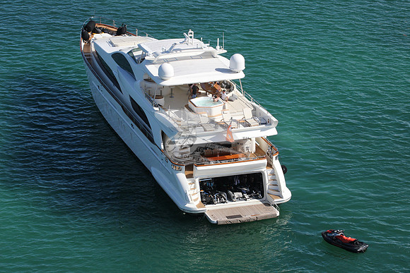 Azimut.red foreign flag.28