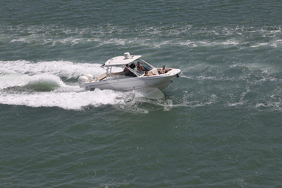 BOSTON WHALER.2 MERCURYS.08