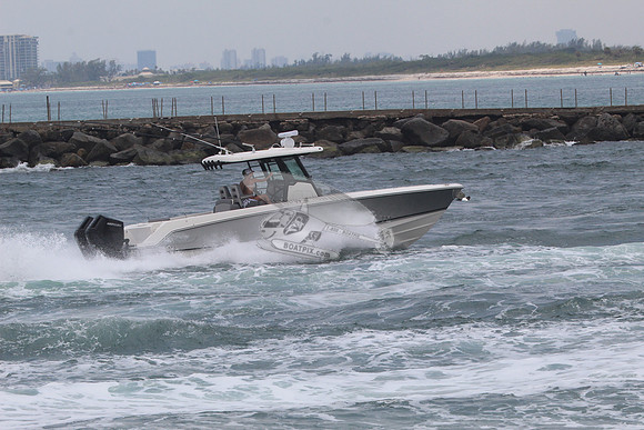 boston whaler.3 merc.7924