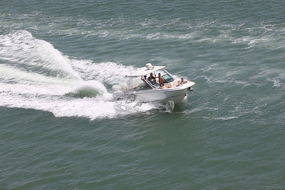 BOSTON WHALER.2 MERCURYS.11