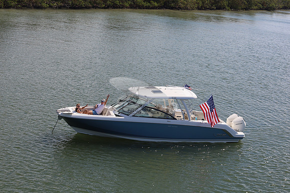 boston whaler.blue.320.3