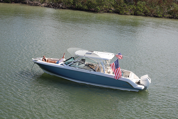 boston whaler.blue.320.5