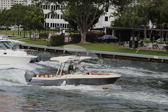 CHRIS CRAFT.GREY HULL.02
