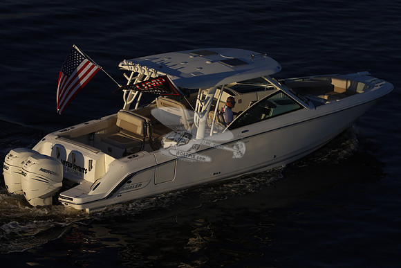 boston whaler.320 vantage.21